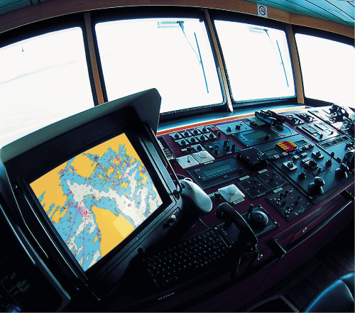 Figur 2.5 Elektroniske sjøkart i bruk på brua.