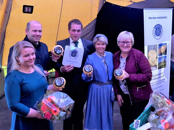 Fra venstre Nina Sundquist, adm dir Matmerk, Stine Aspestrand (produsent), Nils Ole Fosshaug (ordfører i Målselv), Robert Innes (produsent), Elisabeth Aspaker (fylkesmann i Troms).