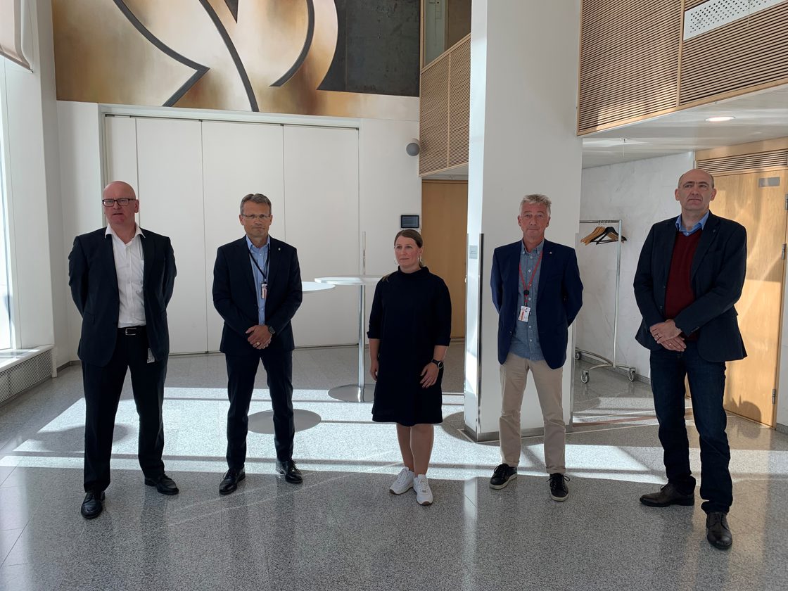 Bildet viser forhandlingslederne fra staten, LO Stat, Unio, YS Stat og Akademikerne