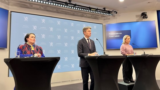 Bilde fra pressemøtet om Fosen-saken der Sametingspresident Silje Karine Moutka, olje- og energiminister Terje Aasland og landbruks- og matminister Sandra Borch  stå ved siden av hverandre
