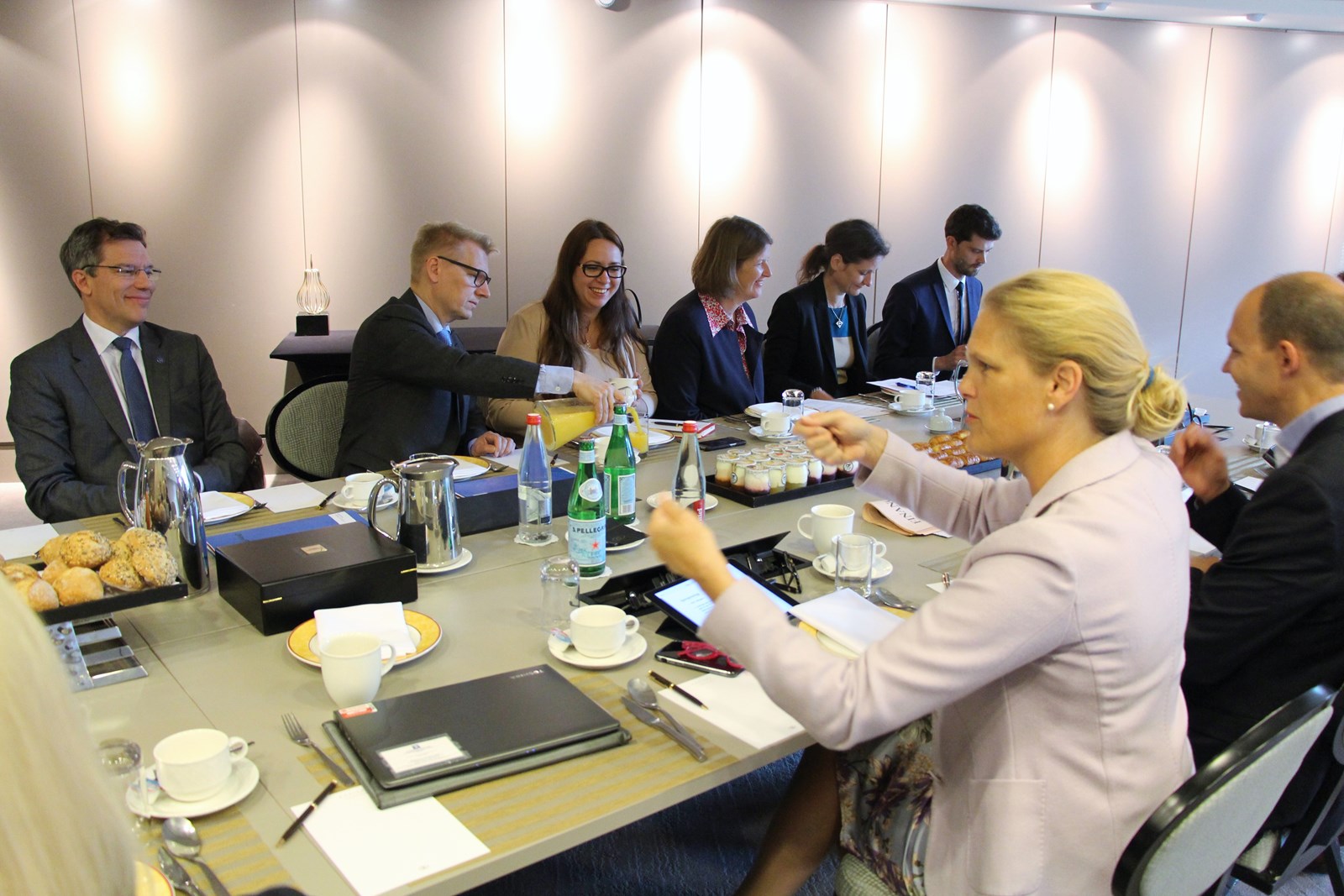 Statssekretær Ingvil Smines Tybring-Gjedde (i forgrunnen) ledet det nordisk-baltiske frokostmøtet i Brussel, der blant annet den finske energiministeren Kimmo Tiilikainen deltok.