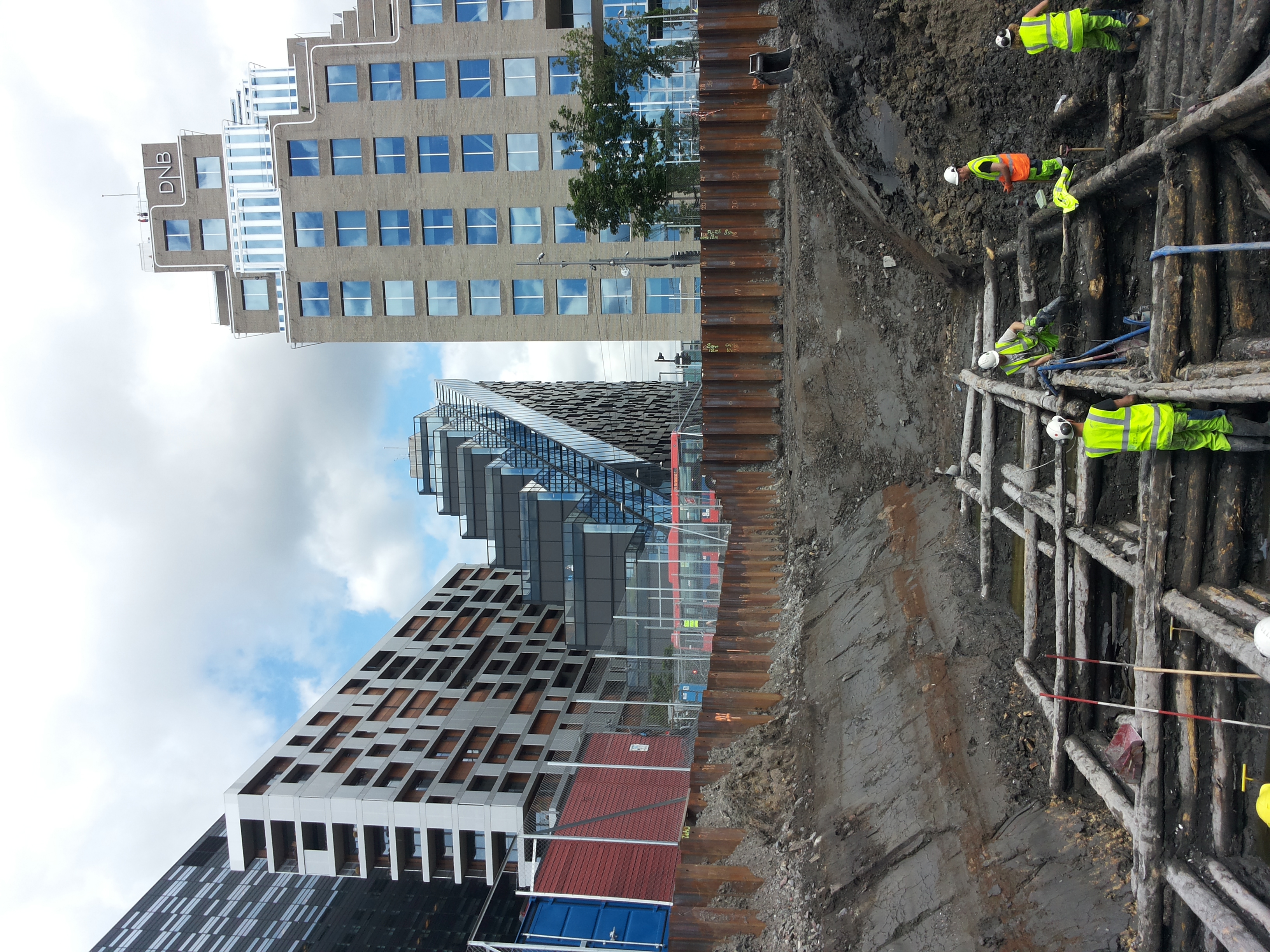 Arkeologisk utgraving i Bjørvika i Oslo. Arkeologane er i ferd med å grave ut bolverk, dvs. tømmerkonstruksjonar brukt som fundament for bygningar og kaianlegg.