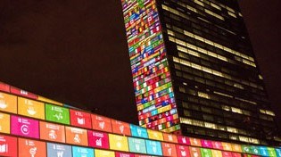 FN-bygningen i New York dekorert med symbolene for bærekraftsmålene.