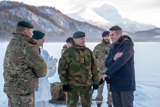 Sjef Hæren Odin Johannessen (i midten) var vertskap for den britiske forsvarsministeren Gavin Williamson (til høyre) da han besøkte Bardufoss. 