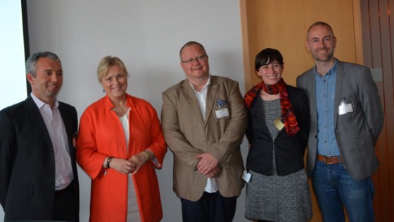 Gruppebilde ved overrekkelse av stor fotosamling fra Sparebankstiftelsen DNB og Teknisk Museum til kulturminister Thorhild Widvey.