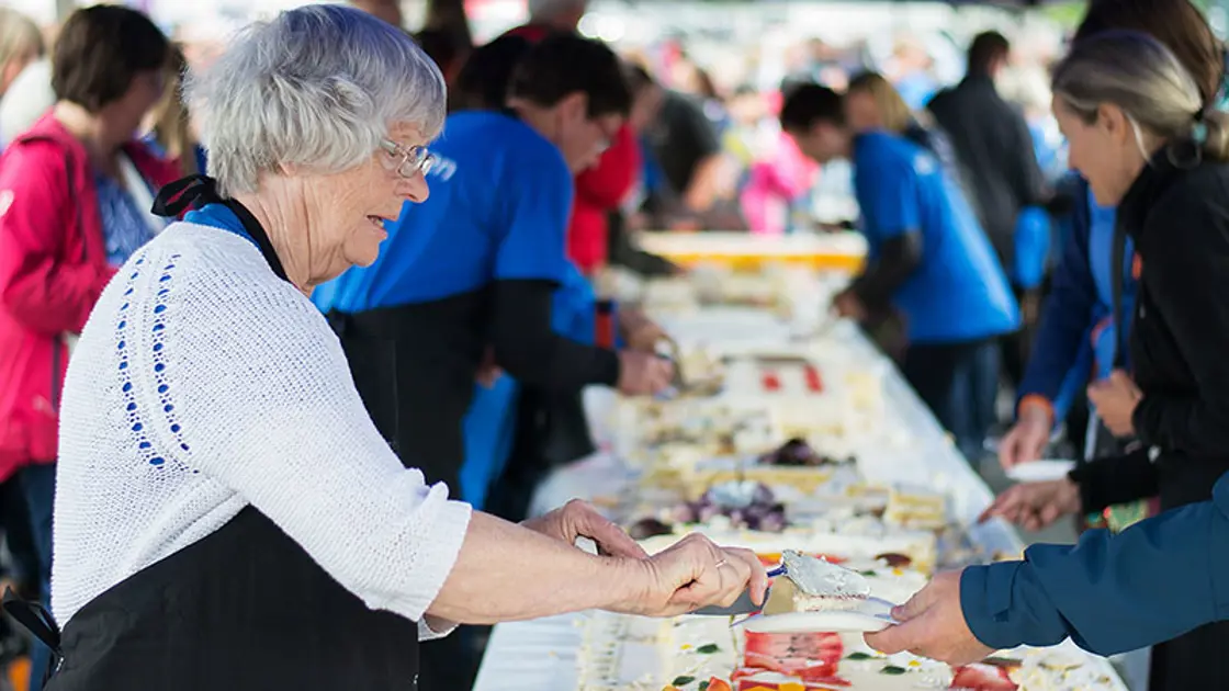 En ti meter lang bløtkake markerte ti-års jubileet for Trøndersk Matfestival.  