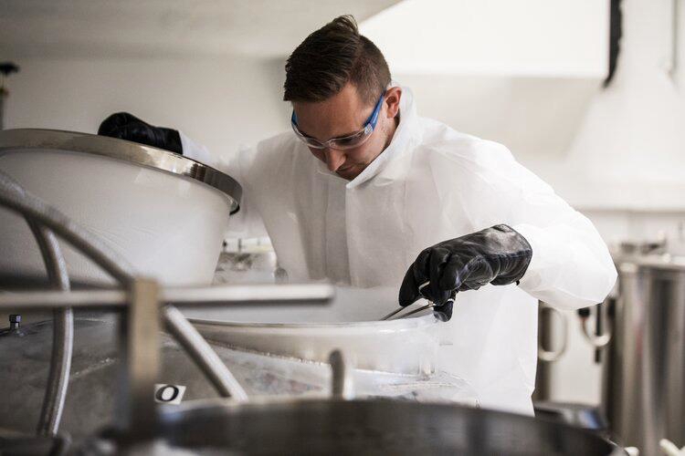 Et bilde som inneholder innendørs, vegg, person, kjøkken
Automatisk generert beskrivelse