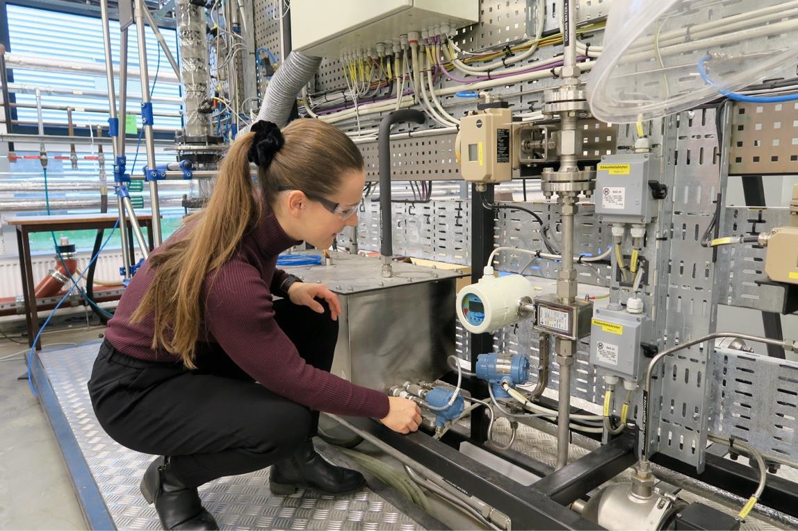 Et bilde som inneholder person, innendørs, enhet
Automatisk generert beskrivelse