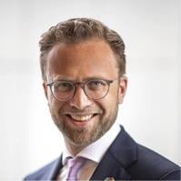 Et bilde som inneholder person, mann, vegg, dress
Automatisk generert beskrivelse