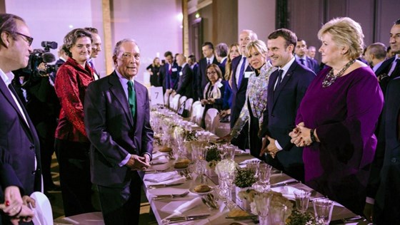Michael Bloomberg, Emmanuel Macron og Erna Solberg på middagen i forbindelse med One Planet Summit i Paris 11. desember 2017.