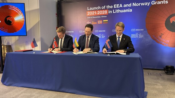 Representantene sitter ved bordet og signerer