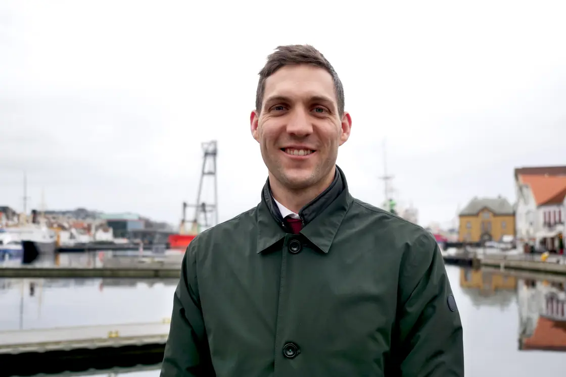 Klima- og miljøministeren avbildet i en havn.