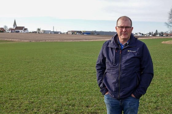 Kornbonde Bjørn Inge Rostad i Fredrikstad er fornøyd med at kornet han sådde i fjor høst har klart seg godt gjennom vinteren. 