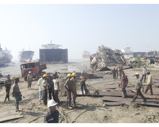 Figur 2.8 Skipsopphugging i Bangladesh innebærer stor risiko 