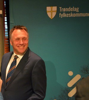 Bilde av Tore O. Sandvik  foran teksten "Trøndelag fylkeskommune"
