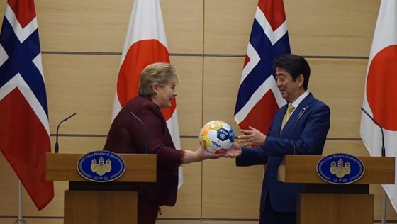 Statsminister Solberg overleverer bærekraftsballen til statsminister Abe.