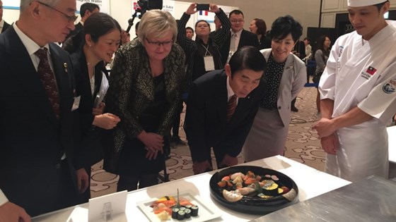 Fiskeriministeren ser på sushi i Japan