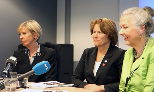 Forsvarsminister Anne-Grete Strøm Erichsen og justis- og beredskapsminister Grete Faremo mottok i dag utredningen fra utvalgets leder Ann-Kristin Olsen.