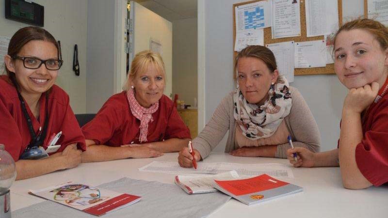 Sykepleier Mette Synnestvedt, hjelpepleier Heidi Andersen, hovedtillitsvalgt Nina Gillebo Pettersen og sykepleier Andrea Søgaard. 