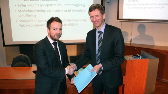 Torbjørn Hægeland, forskningsdirektør i Statistisk sentralbyrå, overleverer rapport om finansiering av universiteter og høyskoler  til kunnskapsminister Torbjørn Røe Isaksen.