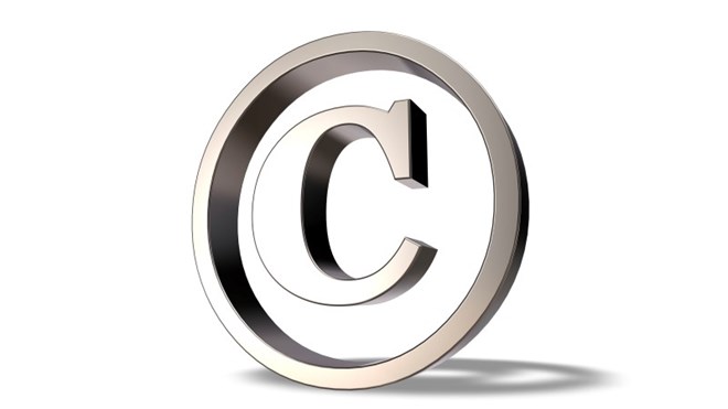 Et copyright-merke i sølv på hvit bakgrunn.