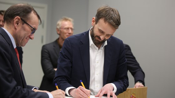 Næringsminister Jan Christian Vestre og klima- og miljøminister Espen Barth Eide signerer intensjonsavtale om å inngå klimapartnerskap med næringslivet. 