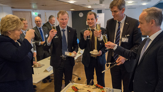 Statsminister Erna Solberg (t.v.) skåler med Stokke-ordfører Erlend Larsen, Andebu-ordfører Bjarne Sommerstad, Sandefjord-ordfører Bjørn Ole Gleditsch og kommunal- og moderniseringsminister Jan Tore Sanner. 