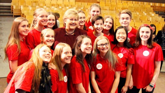 Statsminister Erna Solberg sammen med elever ved Marienlyst skole.