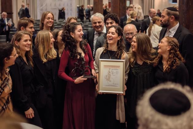 Et bilde som inneholder klær, Menneskeansikt, person, smil

KI-generert innhold kan være feil.