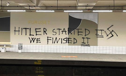 Et bilde som inneholder tekst, håndskrift, skilt, tog

KI-generert innhold kan være feil.