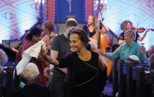 Et bilde som inneholder konsert, klær, person, musikkinstrument

KI-generert innhold kan være feil.