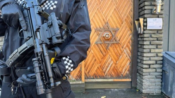 Et bilde som inneholder våpen, skuddvåpen, rifle, klær

KI-generert innhold kan være feil.