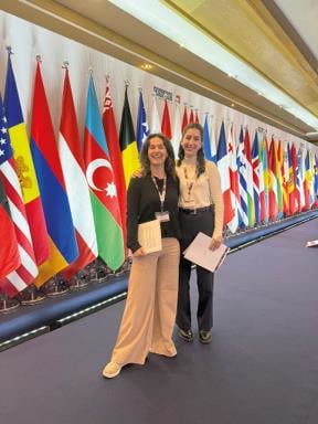 Et bilde som inneholder klær, person, smil, Menneskeansikt

KI-generert innhold kan være feil.