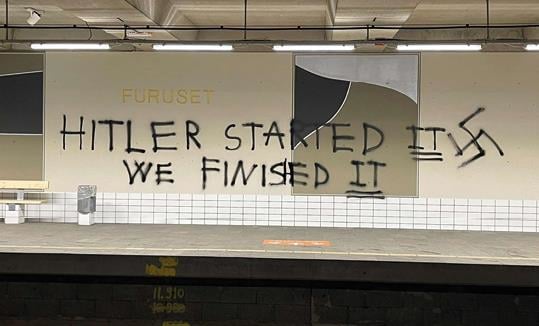 Et bilde som inneholder tekst, håndskrift, skilt, tog

KI-generert innhold kan være feil.