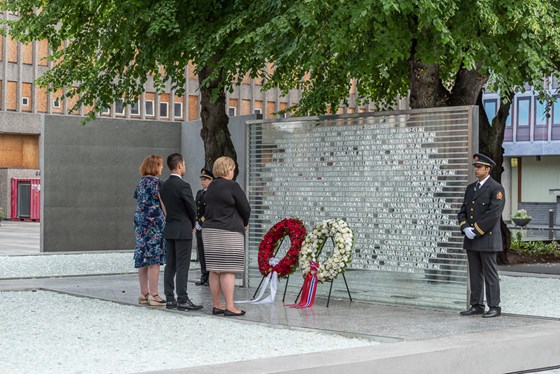 22. juli 2018 ble det midlertidige minnestedet til minne om de 77 som drept avduket.