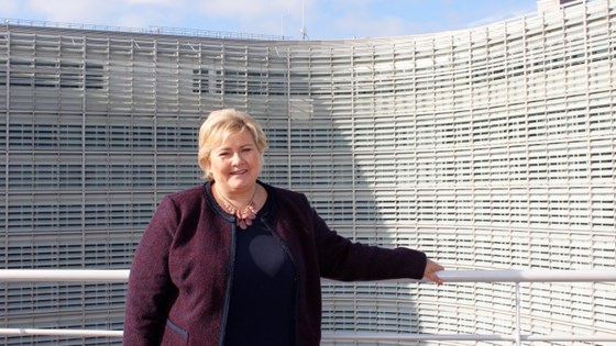 Statsminister Erna Solberg på taket av Norway House i Brussel.
