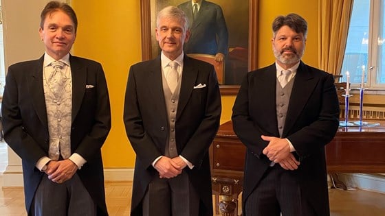 Bilde av tre ambassadører oppstilt kjedt i sjakett
