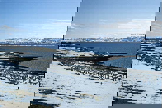 Figur 10.1 Ceaveccageage/Mortensnes kulturminneområde
 i Unjárgga gielda/Nesseby kommune, et kulturmiljø med
 spor fra eldre steinalder til 1800-tallet. Forvaltningsansvaret
 for området er høsten 2001 overført fra
 fylkeskommunen til Sametinget.