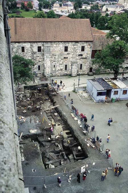 Figur 10.2 Hvem som undersøker hva arkeologisk, bestemmes gjennom
 forskrifter til kulturminneloven. Det anbefales at dagens klare ansvarsdeling
 mykes opp slik at det blir kompetanse og kvalitet som avgjør
 hvem som kan få grave, for eksempel i Erkebispegår...