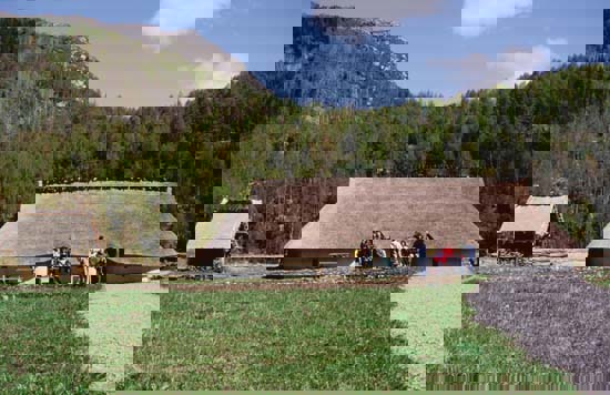 Figur 11.1 Å oppleve på kroppen hvordan det var å bo
 i fortiden, pirrer nysgjerrigheten hos mange. I Forsand er flere
 hus fra bronsealderen rekonstruert og brukes blant annet i skolens
 undervisning.