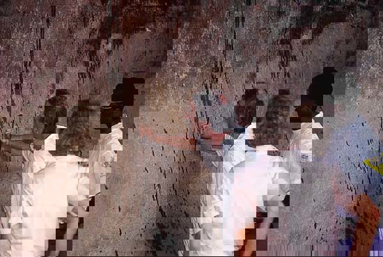 Figur 13.2 I Domboshawa i Zimbabwe har NIKU og National Museums and Monuments
 of Zimbabwe samarbeidet om bevaring av bergkunst. Her testes fjerning
 av malt grafitti på bergmalerier.