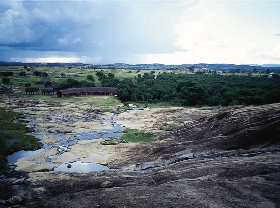 Figur 13.3 Et besøkssenter for turister er bygd i Domboshawa
 i Zimbabwe. Her får tilreisende informasjon om både
 afrikansk forhistorie og det lokale kulturmiljøet.