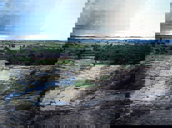 Figur 13.3 Et besøkssenter for turister er bygd i Domboshawa
 i Zimbabwe. Her får tilreisende informasjon om både
 afrikansk forhistorie og det lokale kulturmiljøet.