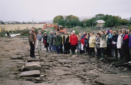Figur 5.2 Å formidle det man finner mens man graver, stimulerer
 til interesse for kulturarven i lokalsamfunnet. Arkeologisk museum
 i Stavanger holder åpen dag på sitt utgravingsfelt
 Austbø på Hundvåg i Stavanger.