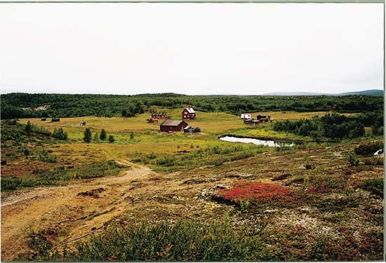 Figur 5.3 Galaniitu, et innlandssamisk gårdsbruk i Kautokeino.
 Gården representerer en næringstilpassing basert
 på husdyrhold, utmarksnæringer og samarbeidsrelasjoner
 med reindrifta. Den fungerte i tillegg som fjellstue.