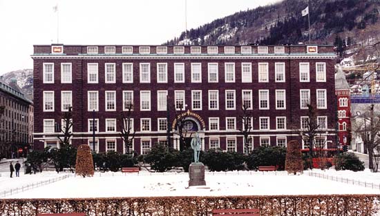 Figur 5.6 Telegrafbygingen fra 1927 ved Byparken er et karakteristisk
 element i bybildet i Bergen. Bygningen ble i 1997 solgt fra staten
 til et privat selskap.