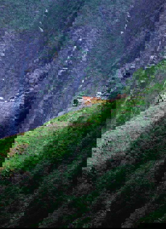 Figur 6.1 Restaureringen av Sinjarheim i Aurlandsdalen har vært
 utført som dugnad satt i gang av Fortidsminneforeningen.
 Både bygninger og kulturmark bidrar til å oppleve
 dalføret i et historisk perspektiv.