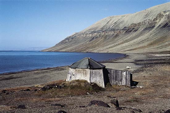 Figur 8.1 På Svalbard har Norge forvaltningsansvaret for en
 internasjonal kulturarv. I 2001 ble det vedtatt en samlet miljølov
 der kulturminner og kulturmiljøer ses som del av en helhetlig
 miljø- og ressursforvaltning. Bygningen på Kapp
 Lee stammer fra...