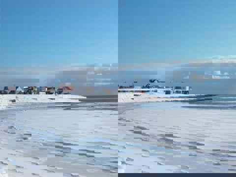 Figur 8.3 I Nord-Troms og Finnmark gikk svært mange bygninger
 tapt under andre verdenskrig, og for befolkning her knytter det
 seg store kulturhistoriske verdier til de bygninger som står
 igjen. Den kvenske bygda Skallelv er et kulturmiljø med mange
 byg...