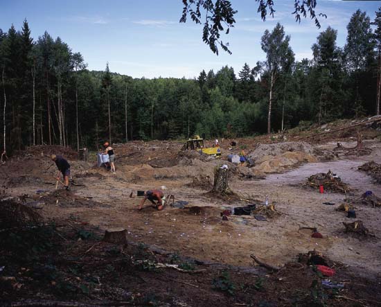 Figur 8.5 Gjennom godkjenning av arealplan kan det gis dispensasjon fra
 automatisk fredning av kulturminner. I 2001 ble det gjennomført
 en arkeologisk utgraving på Svinesund i forbindelse med
 ny E6.